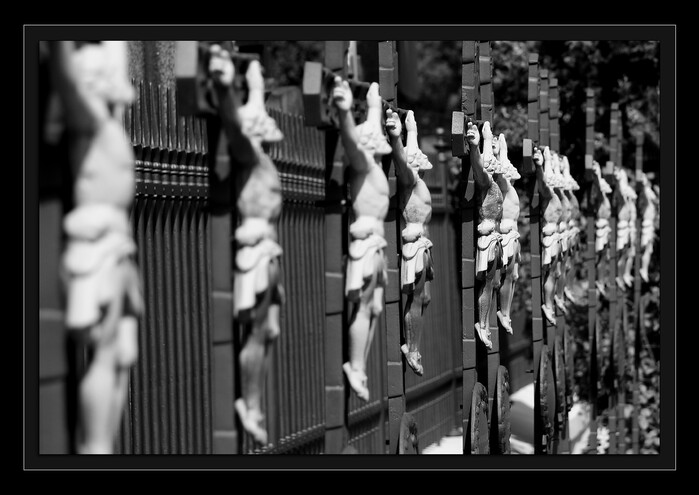 Stokrát opakovaná lež se stává pravdou.
[i]A lie repeated a hundred times becomes the truth.[/i]
Keywords: nepravda;klam