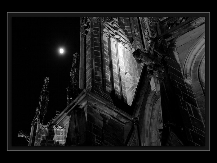 Lunární disonance
Keywords: katedrála;galaktická transformace 2012;vzestup;hvězdné vědomí