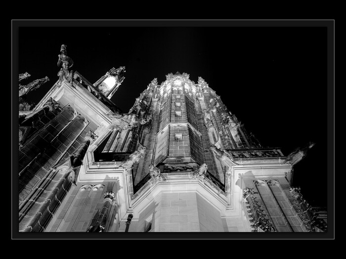 komunikuje s lidským světem.
Keywords: katedrála;galaktická transformace 2012;vzestup;hvězdné vědomí